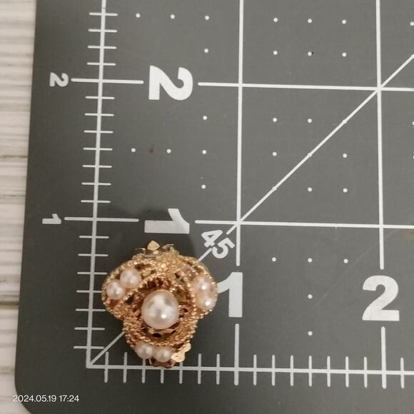 Unbranded 1" Gold tone Swirl beaded Abstract Bird Nest Faux Pearls Clip Ons - Picture 3 of 7